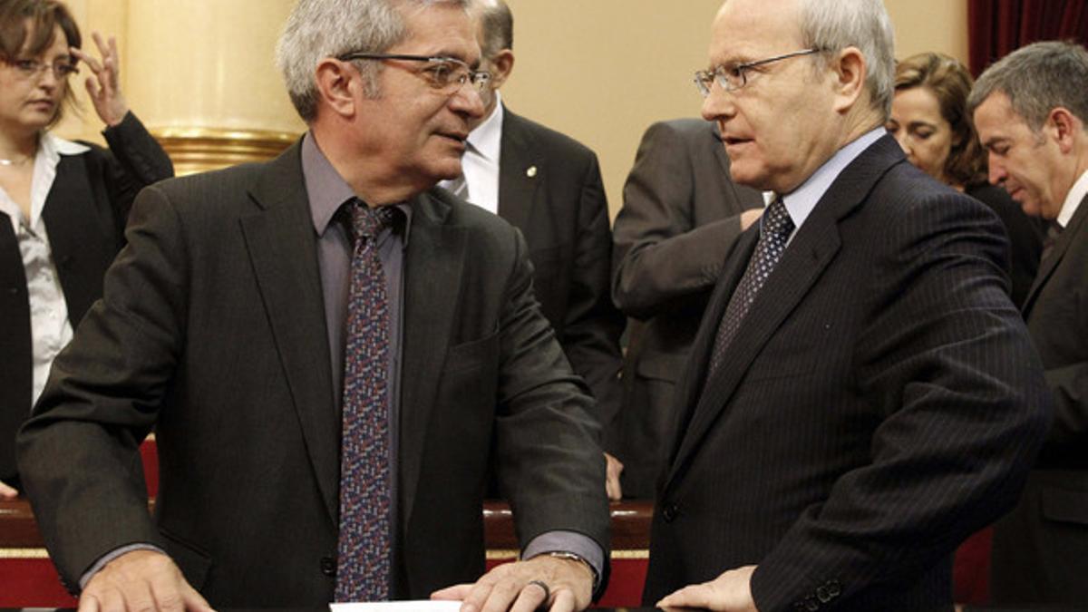 El presidente de ICV, Joan Saura (izquierda), conversa con el expresident José Montilla, designado senador por el Parlament, este martes en el Senado.