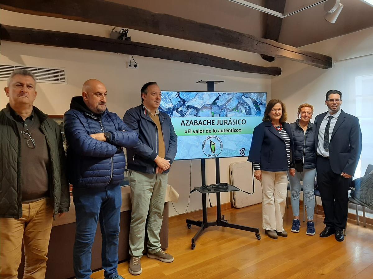 Por la izquierda, Juan Basilio González, Bernardino Miyar, Alejandro Vega, Silvia González, Carmen Diez y Ángel Pérez, en la inauguración
