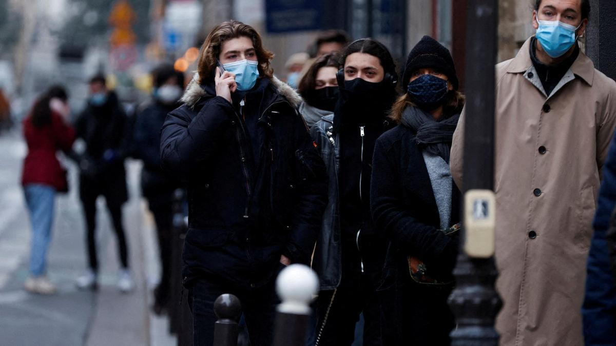 FILE PHOTO: People getting tested for COVID-19 ahead of Christmas, in Paris