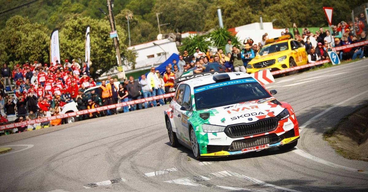 El público sigue a uno de los participantes en la mítica curva de Las Ermitas, este año fuera del recorrido del Rally Andalucía Sierra Morena.