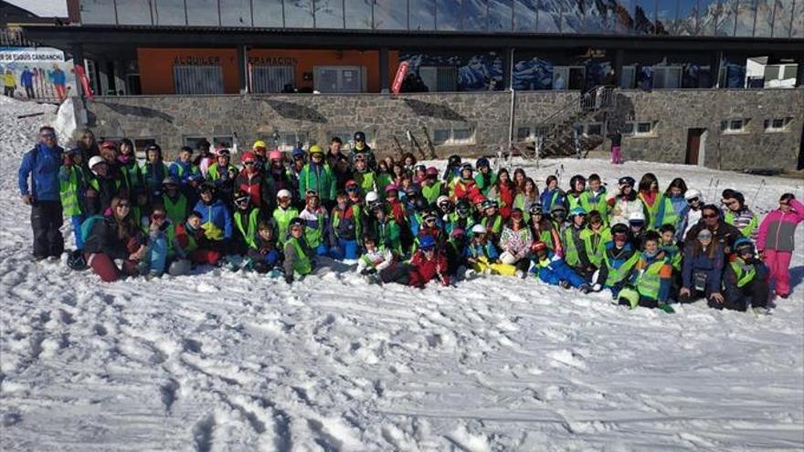 Los escolares comparten deporte y convivencia en la semana blanca