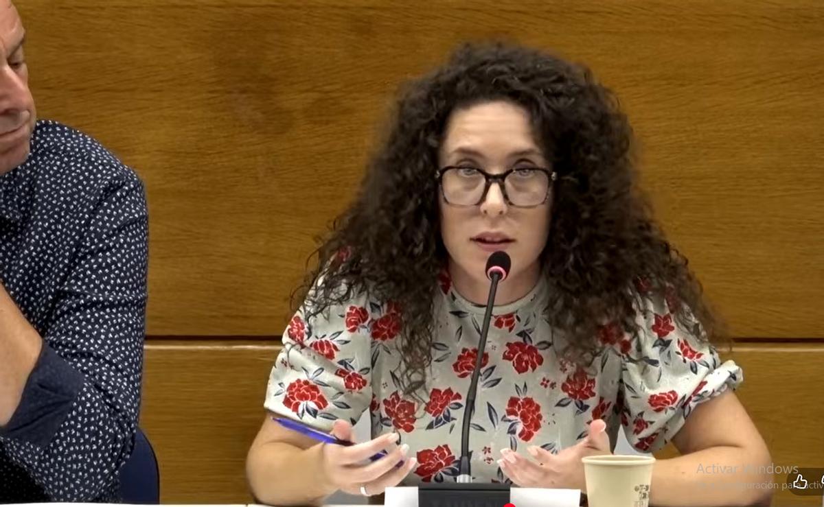 La concejala de Infraestructuras de Altea, Aurora Serrat, durante su intervención en el pleno defendiendo la nueva Ordenanza de Convivencia Ciudadana.