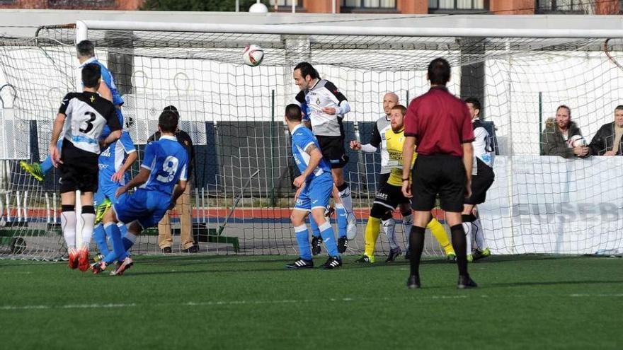 Llerandi marca el primer tanto del Caudal a la salida de un córner botado por Annunziata.