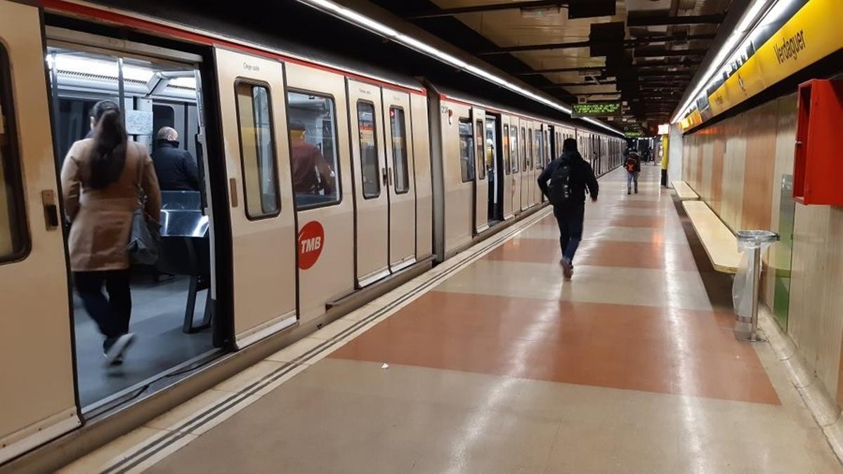 Archivo - La estación de Metro Verdaguer la mañana de este miércoles con un 61% menos de pasajeros en la red