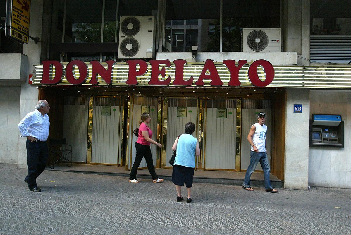 Fachada del bingo Don Pelayo, en la calle Urgell de Barcelona, donde la presunta asesina de ancianas utilizó la tarjeta de crédito de una de sus víctimas, el 5 de julio de 2006.