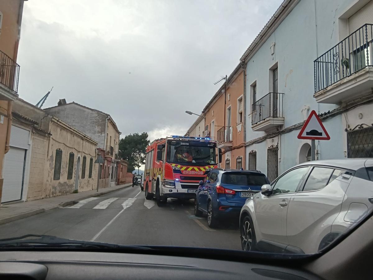 Bomberos movilizados en Alzira.
