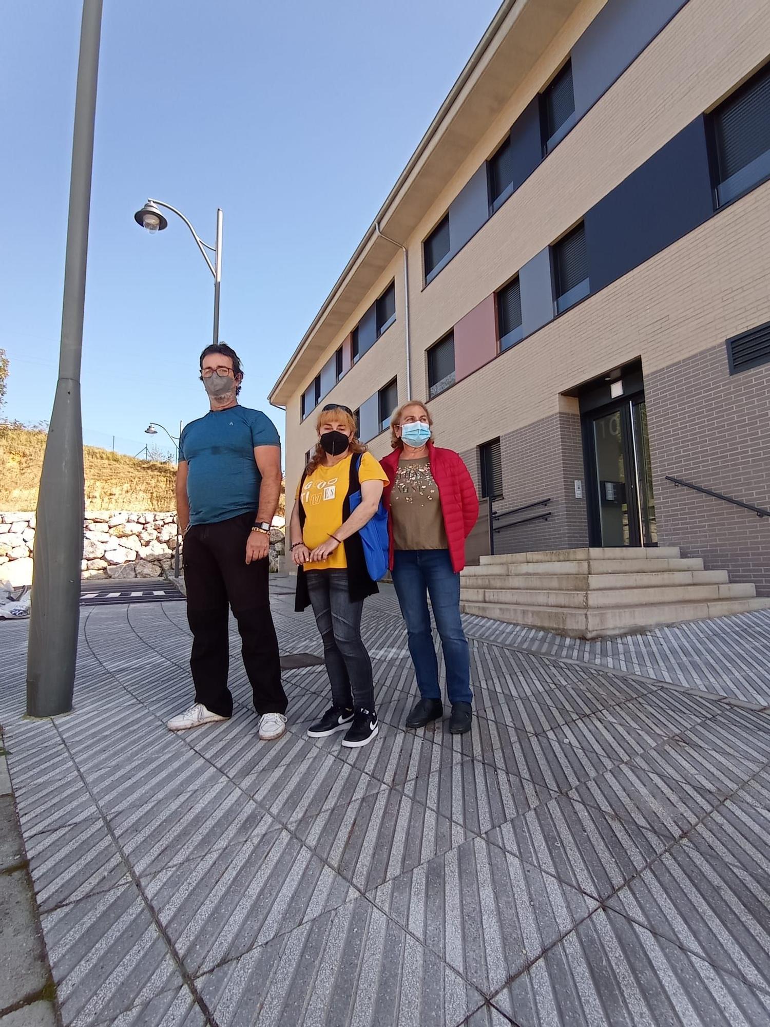 Por la izquierda, Celso Ornia, Covadonga Martínez y Aidé Sierra, ayer, ante los nuevos edificios