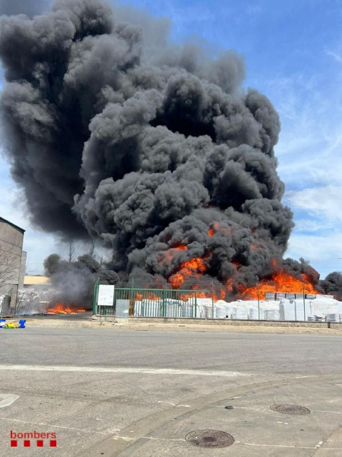 Declarat un incendi en una fàbrica de cadires de plàstic a les Preses (Girona)