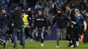 Cientos de aficionados invaden el campo al término del partido que el RCD Espanyol y el FC Barcelona disputaron en el RCDE Stadium de Cornellá de Llobregat (Barcelona). EFE/ Alejandro Garcia