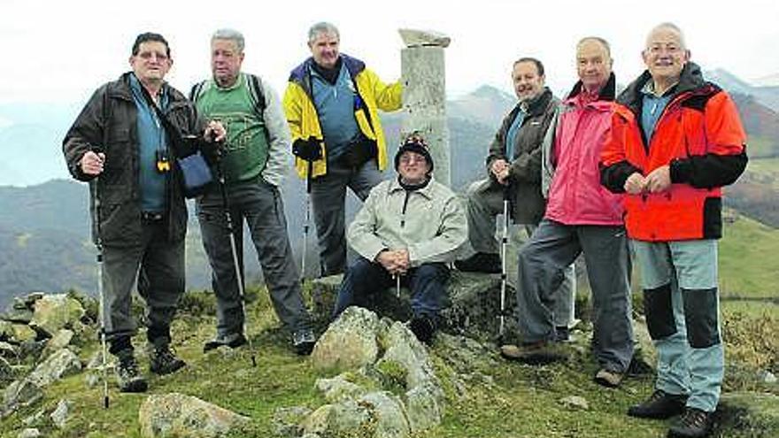 Montañeros en la cima del Plantón.