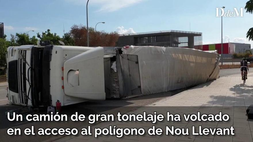 Un camión de gran tonelaje vuelca en polígono de Levante