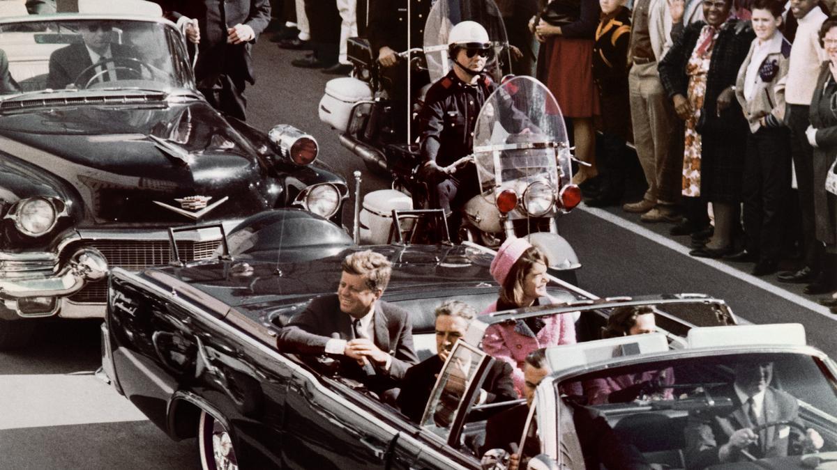 Instantes antes del asesinato del presidente de EEUU John Fitzgerald Kenney, en 1963.