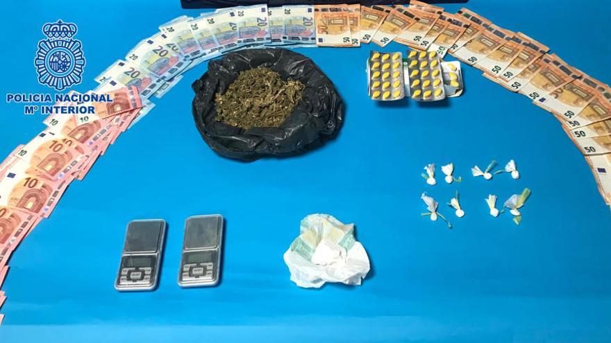 Cuatro detenidos por vender droga desde una casa &quot;fortificada&quot; a menos de 10 metros de un colegio