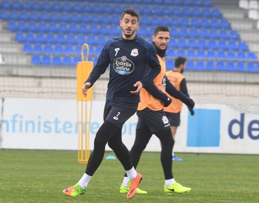 El equipo ensaya la salida de balón, centros, remates y despejes, y transiciones defensa-ataque y ataque-defensa.