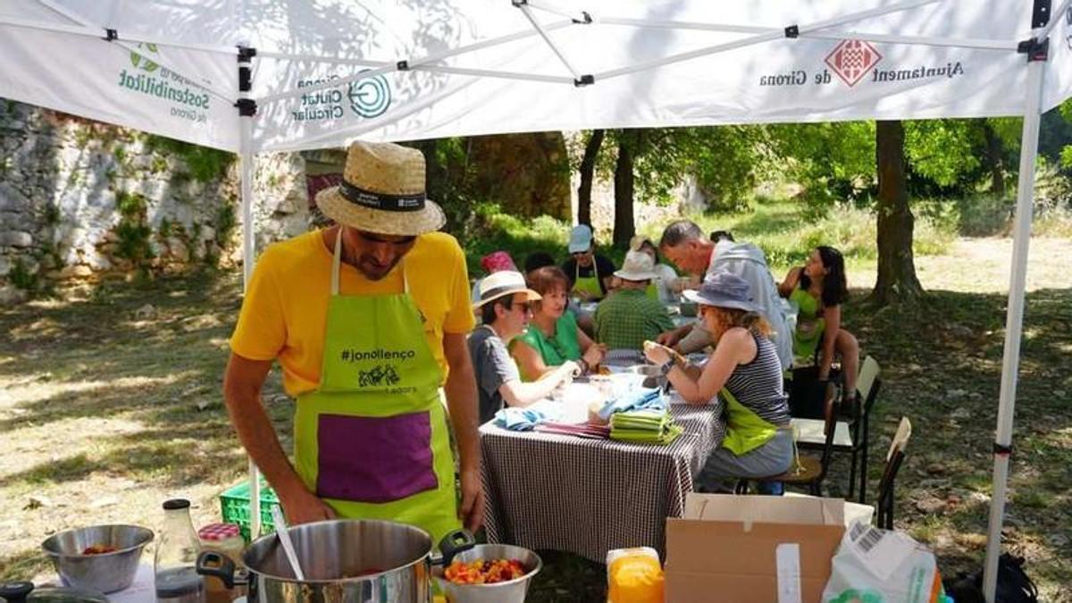 Taller d’elaboració de melmelada amb les prunes recollides a Montjuïc.
