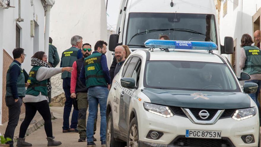 La Guardia Civil, en la calle donde vivía Laura Luelmo.