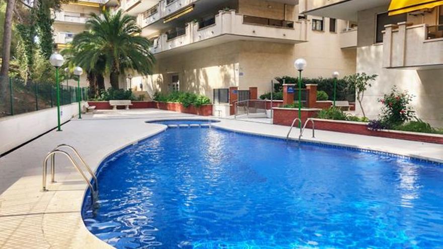 Apartament amb piscina a la venda a Salou.