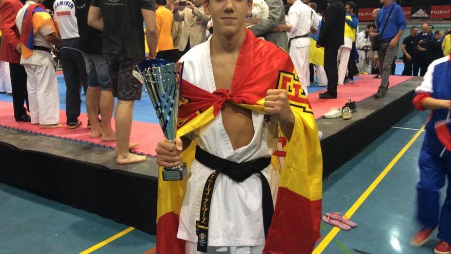 Hugo Cruz se alza con el subcampeonato de Europa de karate júnior