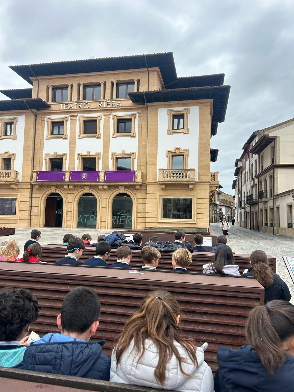 Escolares, leyendo, ante el Teatro Riera.