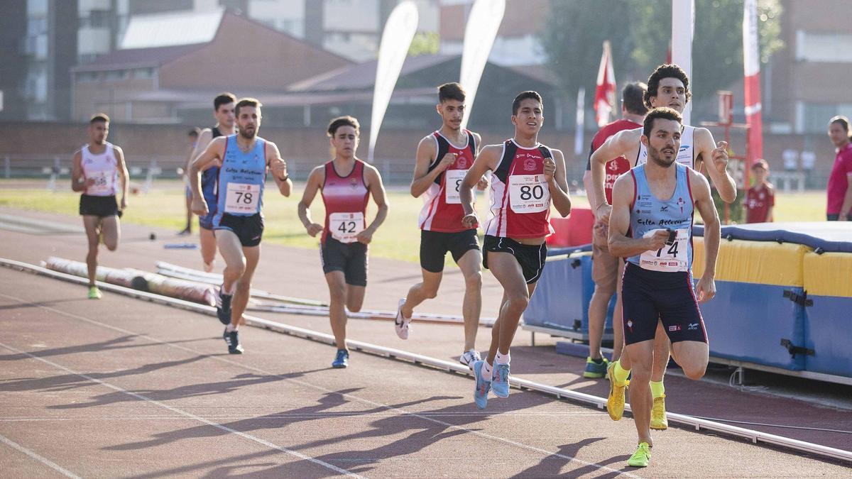 Atletas participantes en la última edición del Gran Premio Ciudad de Vigo de 2018 en las pistas de Balaídos