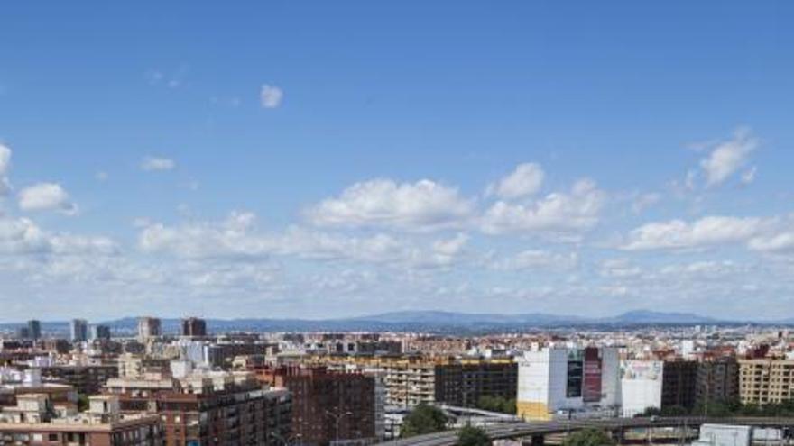 El color verde se abre paso entre  la obra dura del Parque Central