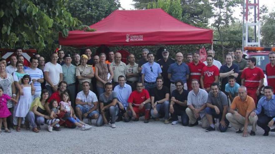 Los miembros de ACIF con los invitados que han acudido al acto de presentación de la campaña de prevención de incendios de 2014.