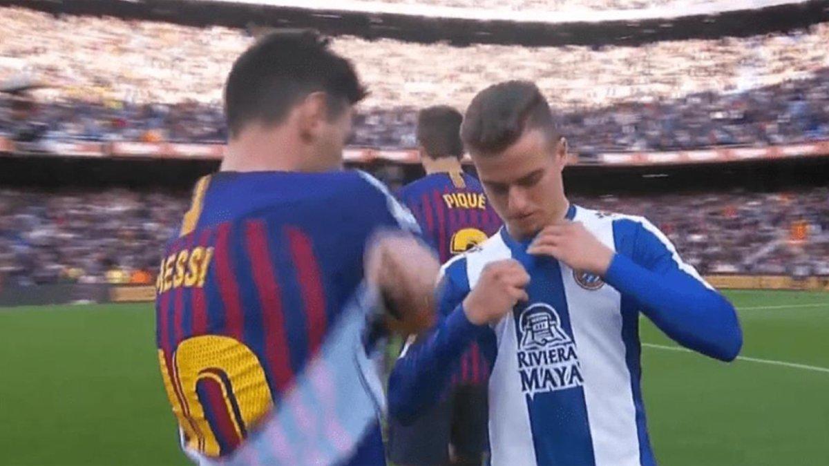 Adrián Pedrosa y Leo Messi intercambian la camiseta al final del Barça-Espanyol de la liga 2018/19