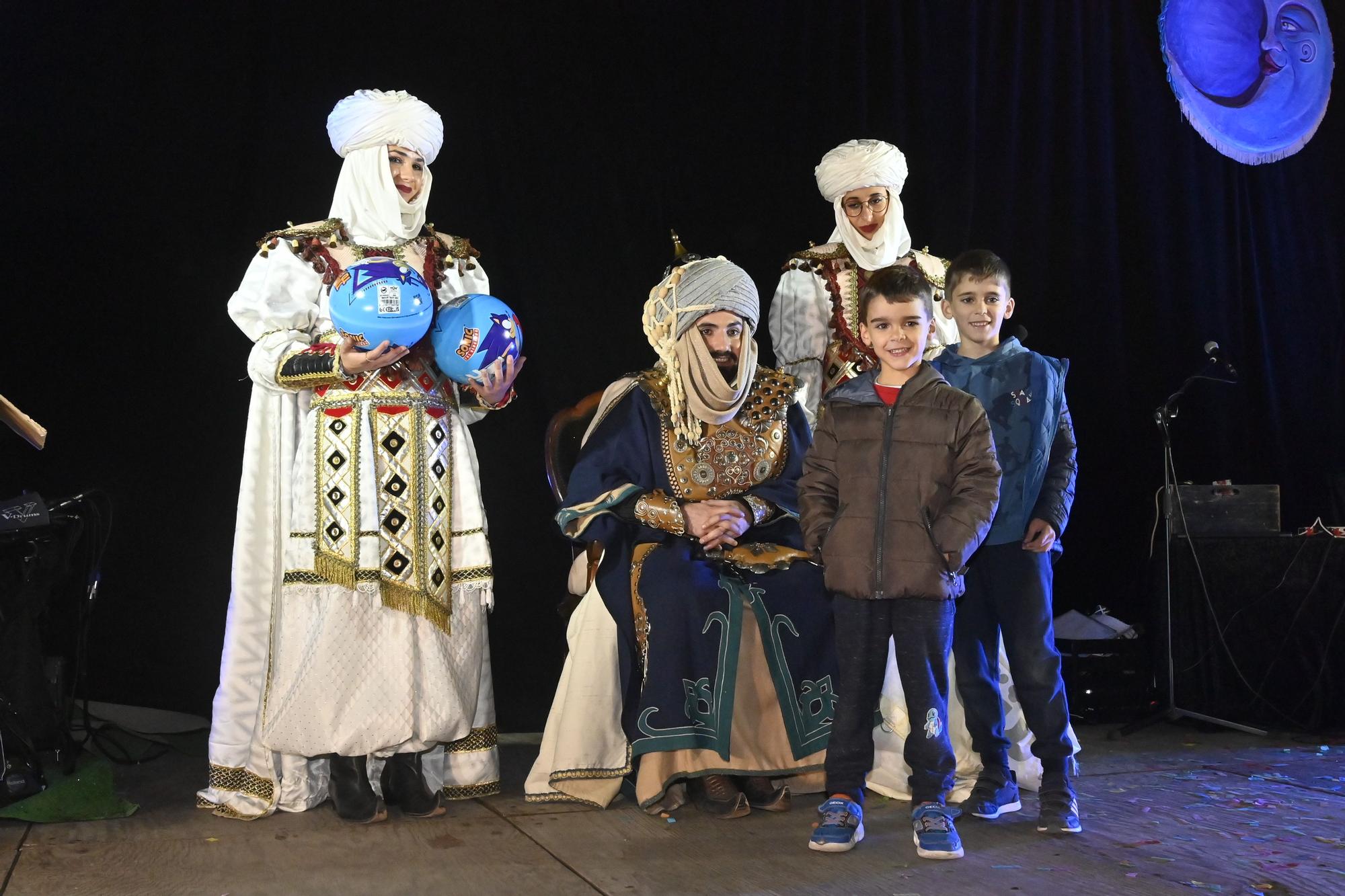 Los peques de Castelló entregan al Cartero Real las misivas con sus deseos. Encuentra tu foto.