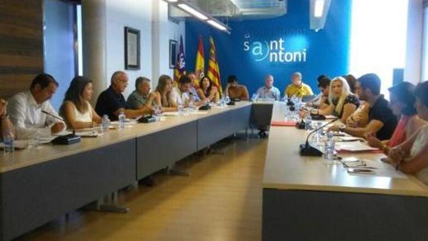 Sesión plenaria celebrada en el Ayuntamiento de Sant Antoni.