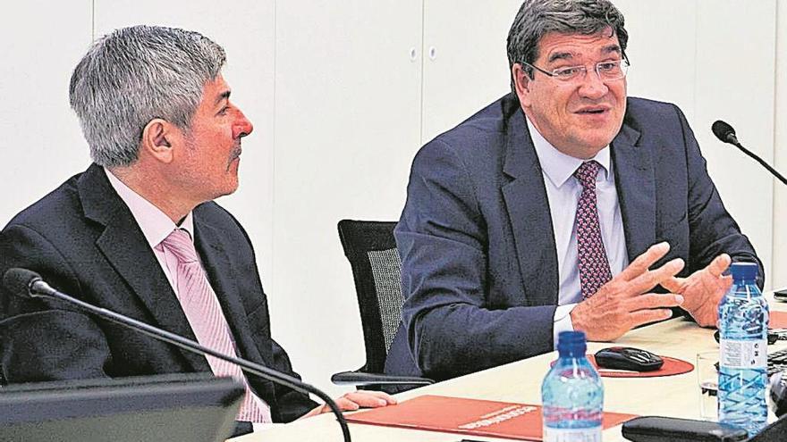 El presidente de la Autoridad Fiscal, José Luis Escrivá, a la derecha, ayer en Alicante.