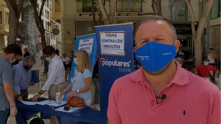 Pablo Ruz, en la Plaça de Baix de Elche recogiendo firmas contra los indultos