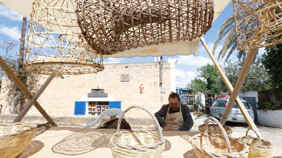 Un Puesto Del Mercado Artesanal De Sant Rafel