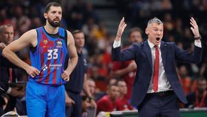 Mirotic y Jasikevicius durante las semifinales