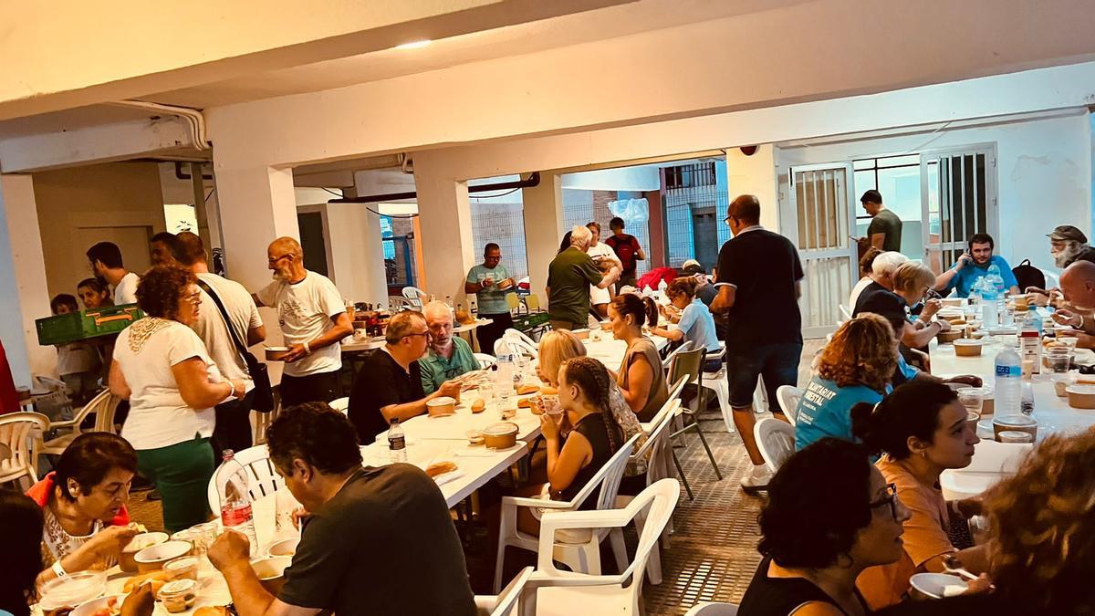 La cena en el albergue de Pego antes de que los vecinos desalojados de la Vall de Gallinera volviesen a sus casas