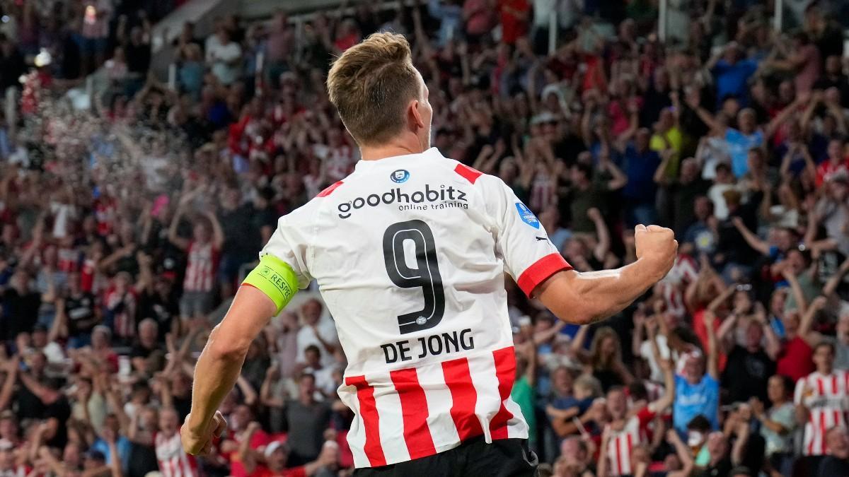 Luuk de Jong celebra su tanto ante el Monaco