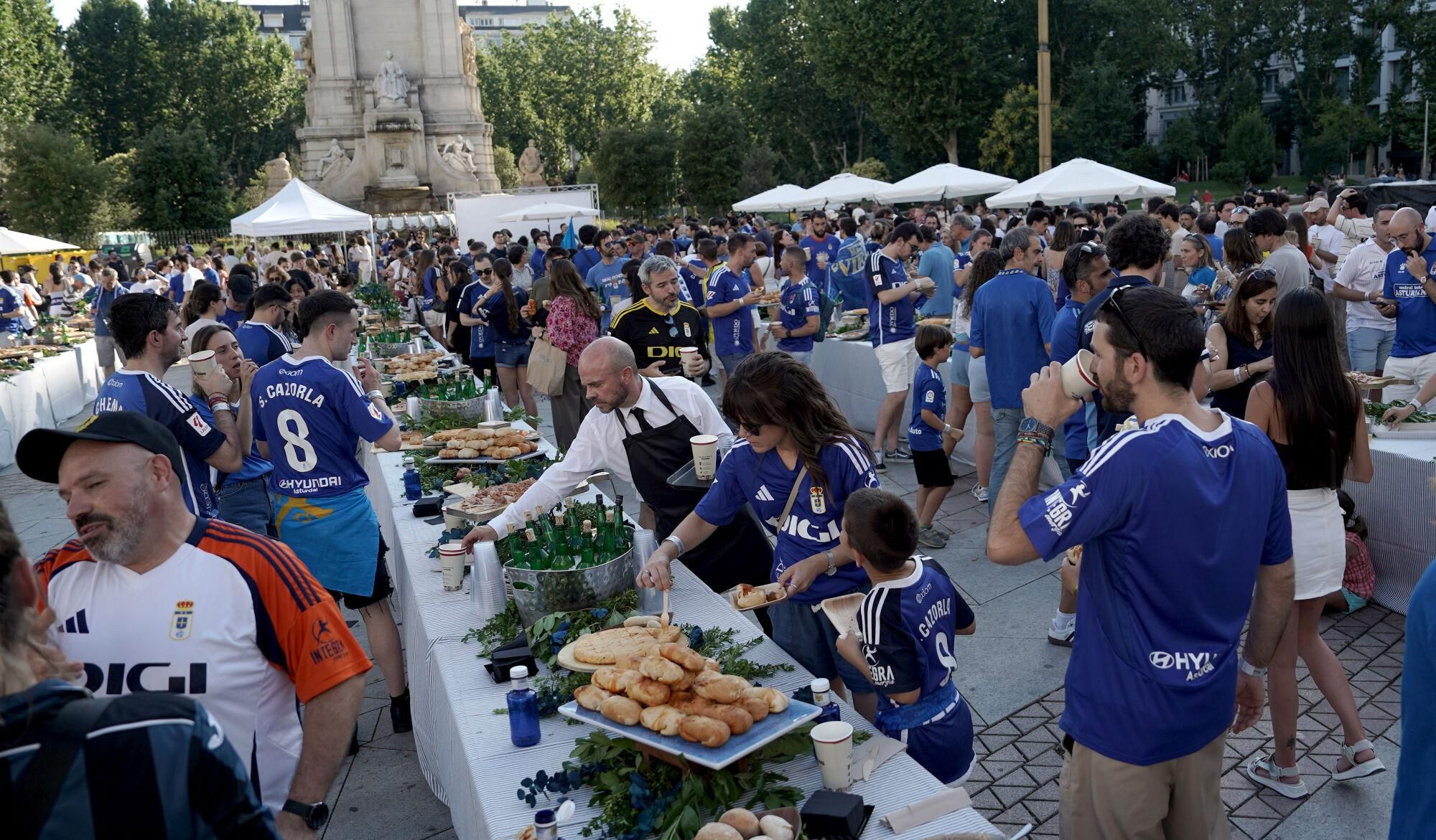 Así fue la fiesta del ascenso del Real Oviedo en Madrid.