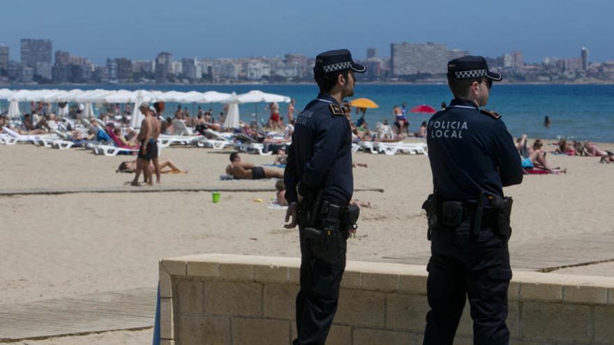 Alicante sigue sin contratar a los 24 nuevos policías locales para reforzar el verano