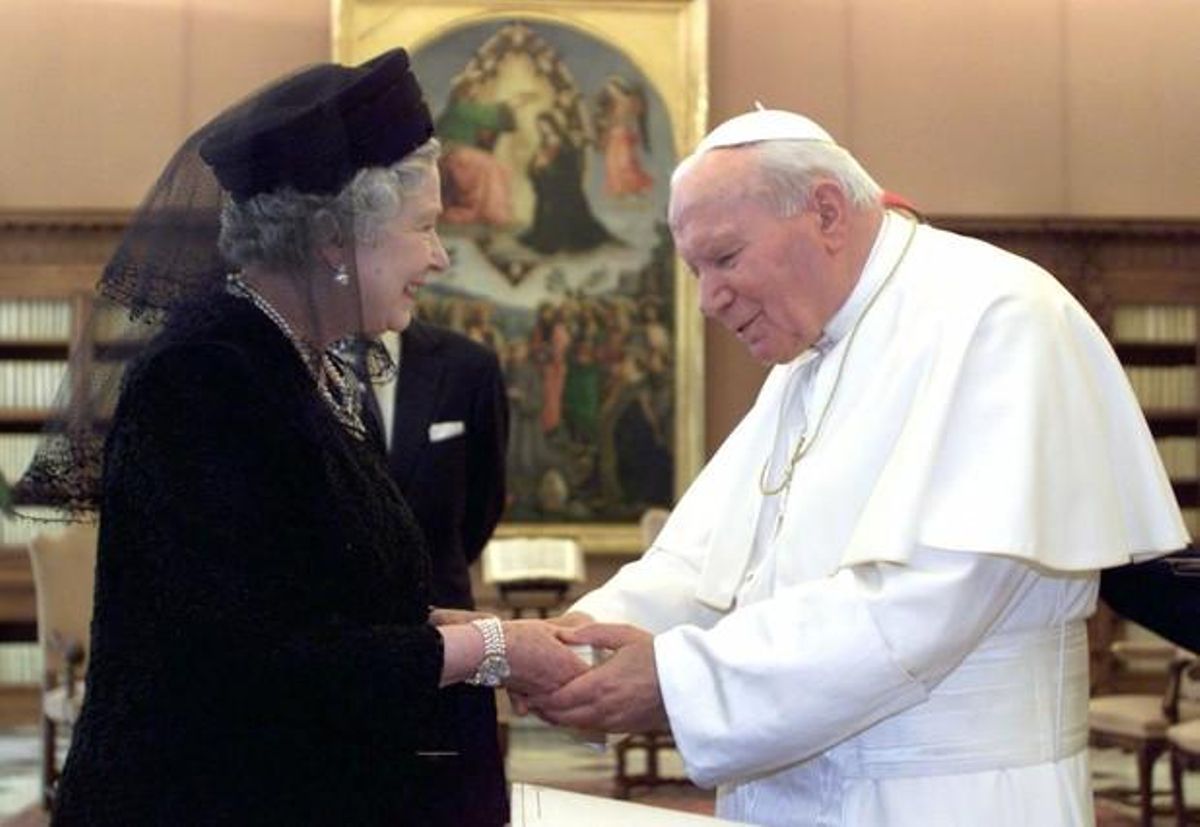 Isabel II amb el papa Joan Pau II durant una visita al Vaticà l’any 2000.