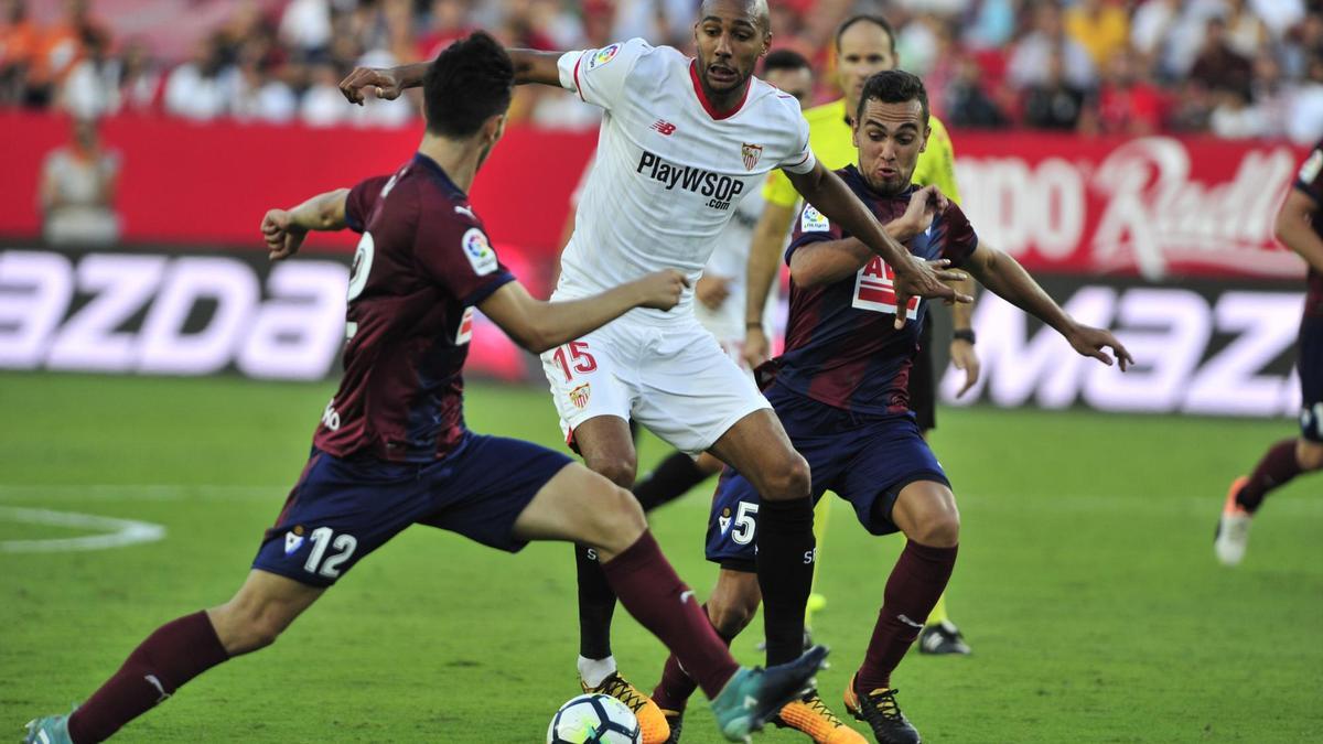 N’Zonzi, luchando con dos rivales. / Manuel Gómez