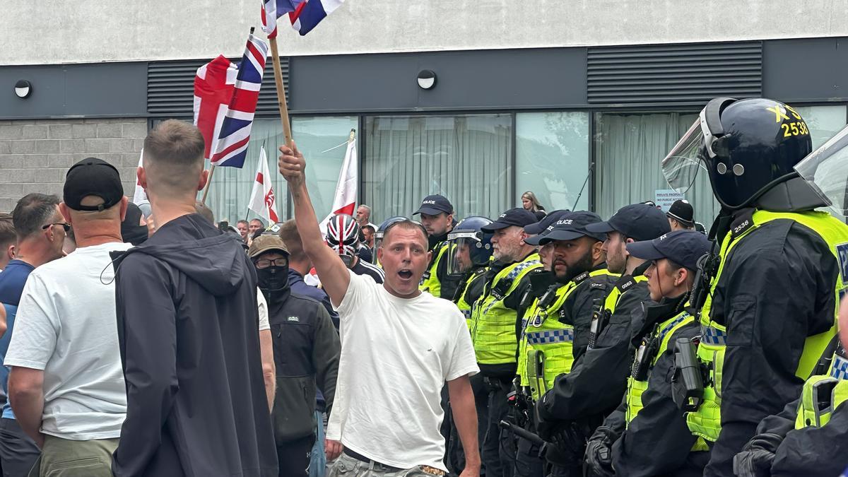 Manifestantes a las puertas del hotel atacado en Rotherham, en Reino Unido.