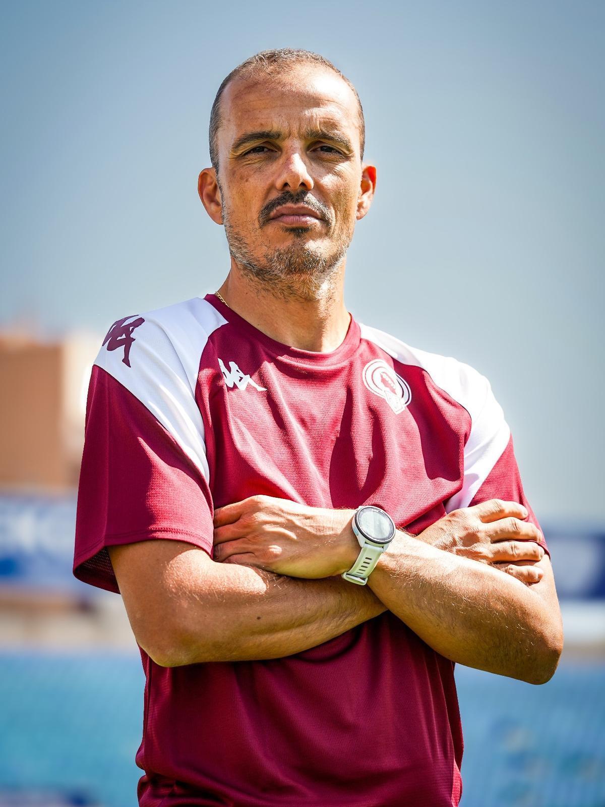 Beto Company posa con la nueva equipación para los técnicos que ha servido la firma Kappa, que volverá a diseñar los uniformes del Hércules.