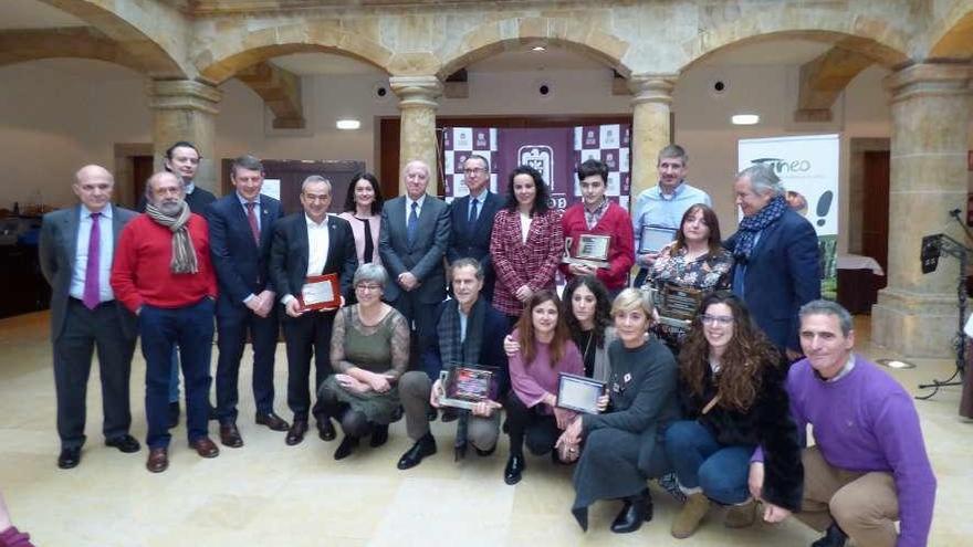 Los premiados, junto a los miembros del jurado y las autoridades asistentes al acto celebrado ayer en Tineo.