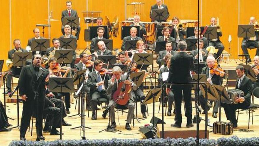 El tenor José Manuel Zapata con la Orquesta Sinfónica, durante el concierto ofrecido ayer en Oviedo. / luisma murias