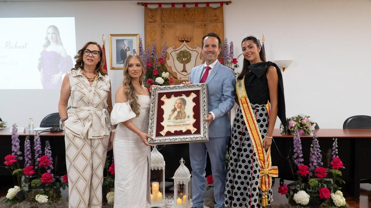 Carla Briz Chornet (dreta) passa el testimoni del regnat a la nova Regina de la Fira, Sara Morata Richart.