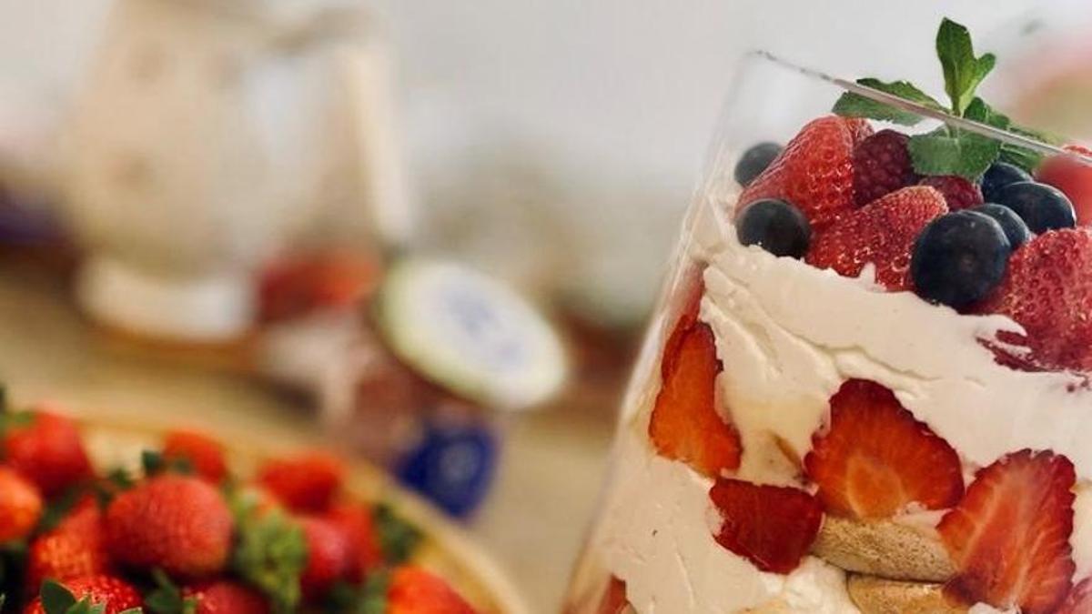 El menú de la coronación de Carlos III: 'trifle' de fresa.
