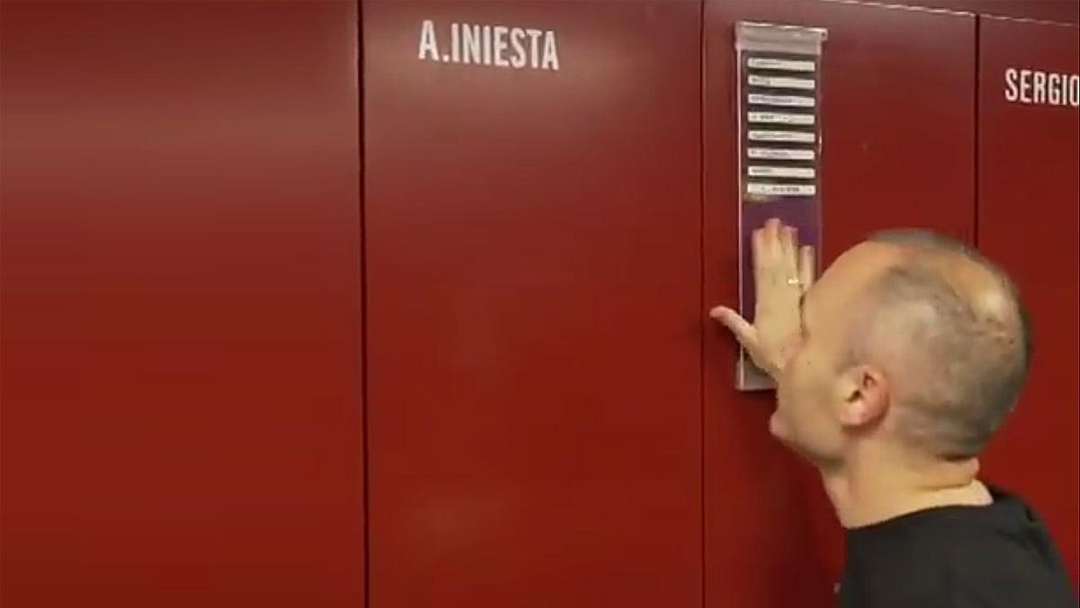 La última noche de Iniesta en el vestuario del Barça.