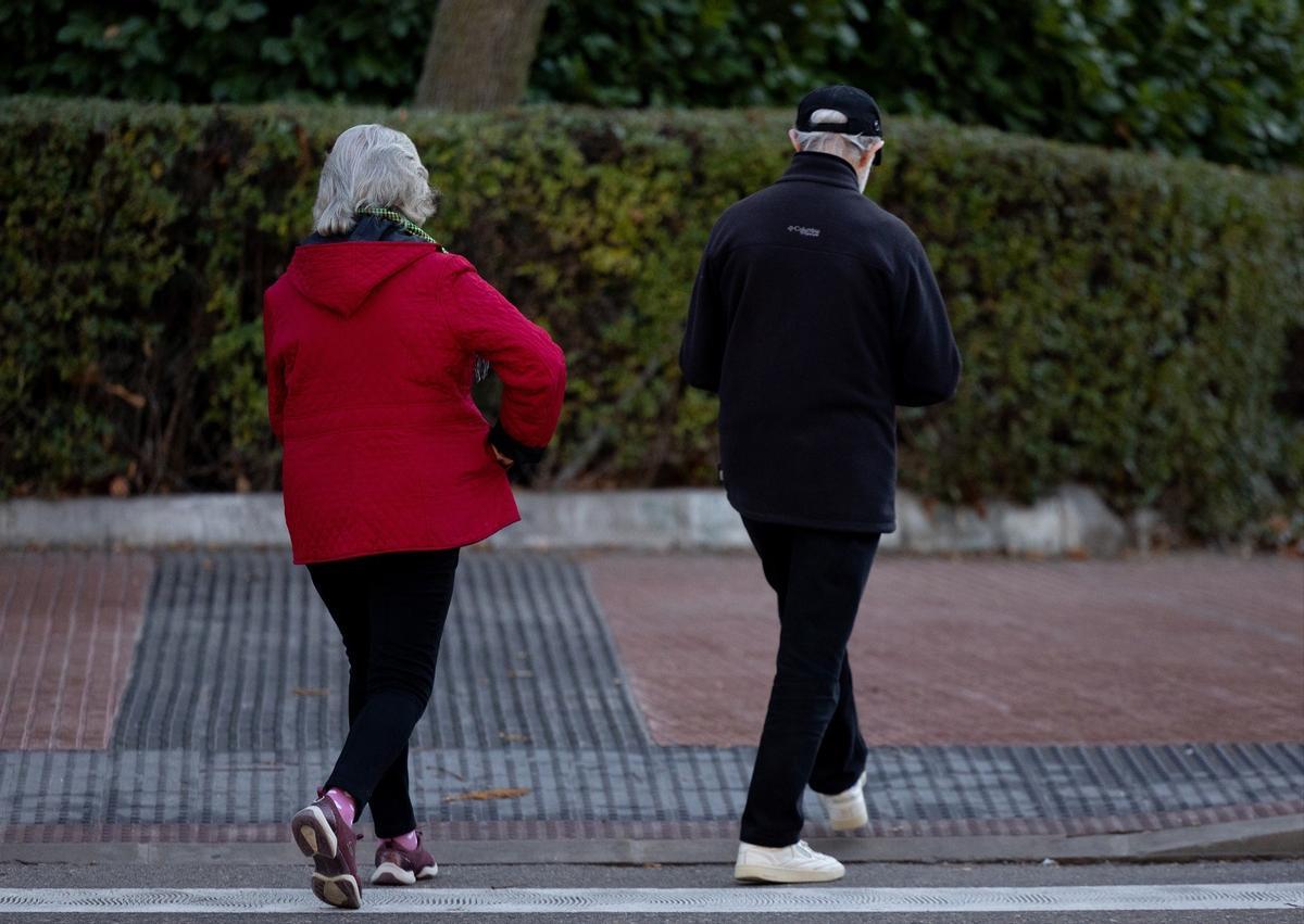 Dos personas mayores caminan por Madrid en una imagen de archivo.