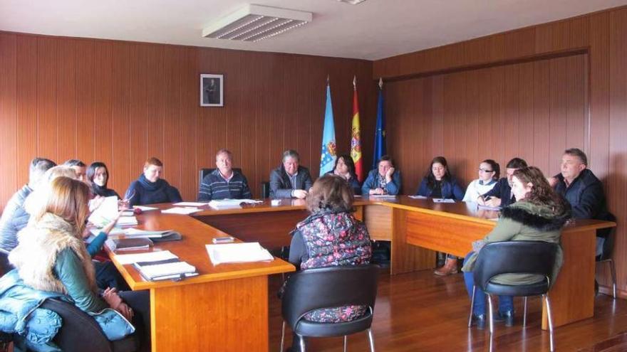 Representantes de los distintos municipios en la reunión celebrada en Touro.