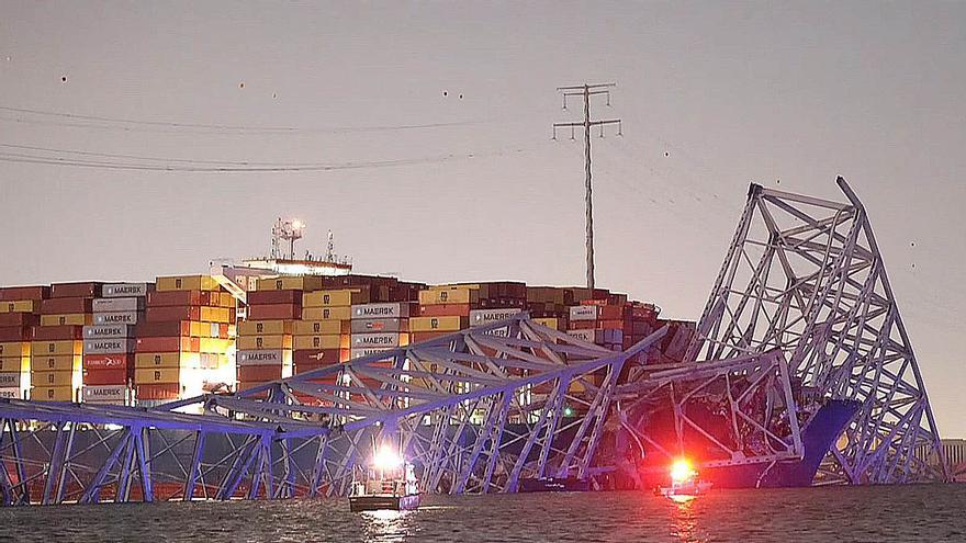 Bomberos buscan a más de 20 personas caídas al río tras derrumbe de puente en Baltimore