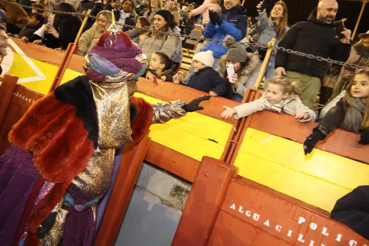 Alicante se rinde a los Reyes Magos pese a la lluvia: así se vivió la recepción en la plaza de toros